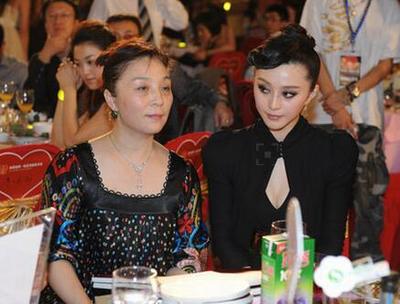 范媽媽在范冰冰拍還珠時擔任經紀人_娛樂_愛麗時尚網